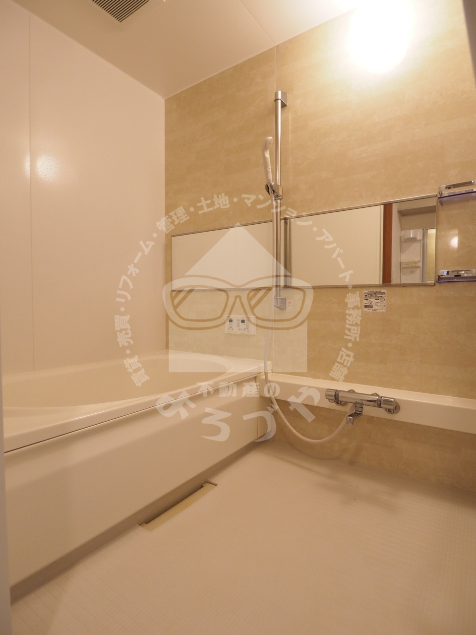 バス・シャワールーム　ゆったりしたバスルームは追焚機能付オートバスです