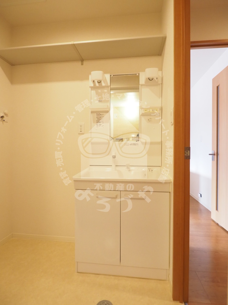 洗面設備　シャワー付きの洗面台は女性も嬉しい仕様になっています