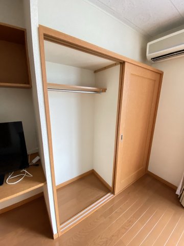 玄関　手前がキッチン、奥が居室。