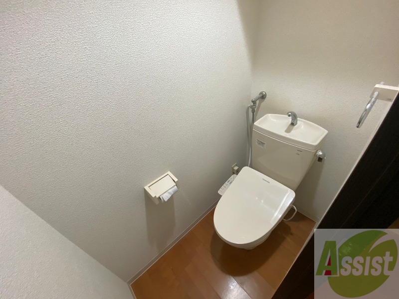 トイレ　ウォシュレット機能がついたトイレです。安心して使用できます。