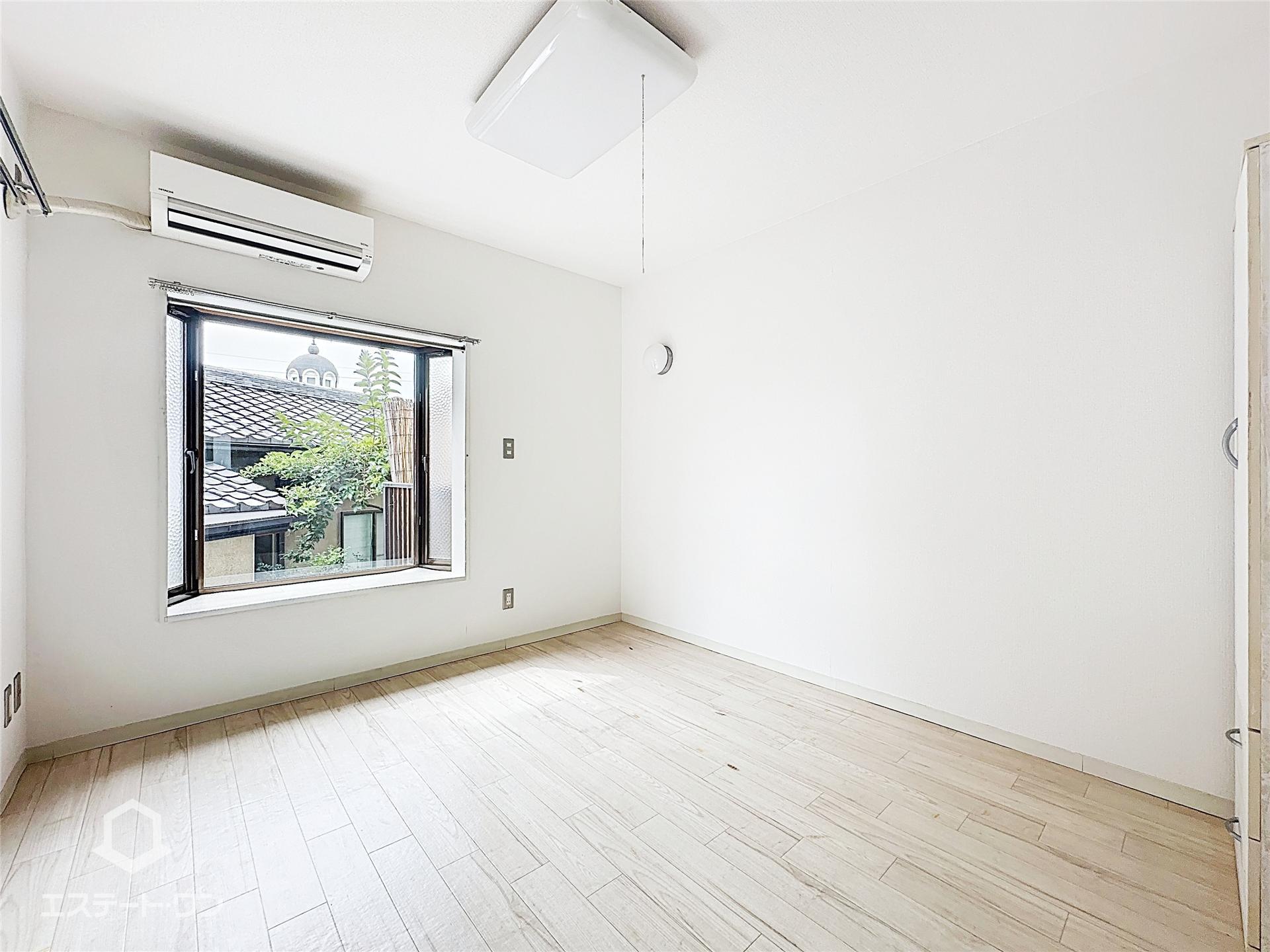 居室・リビング　出窓のある室内♪