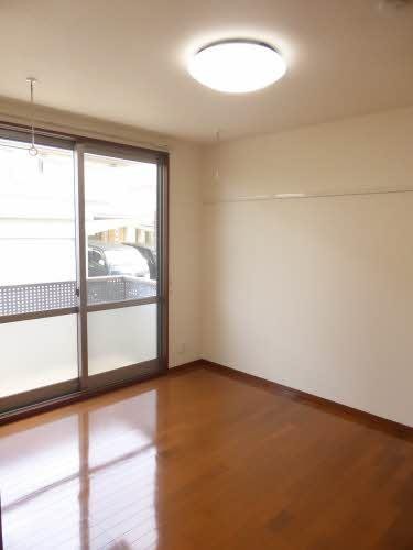 居室・リビング　南側洋室