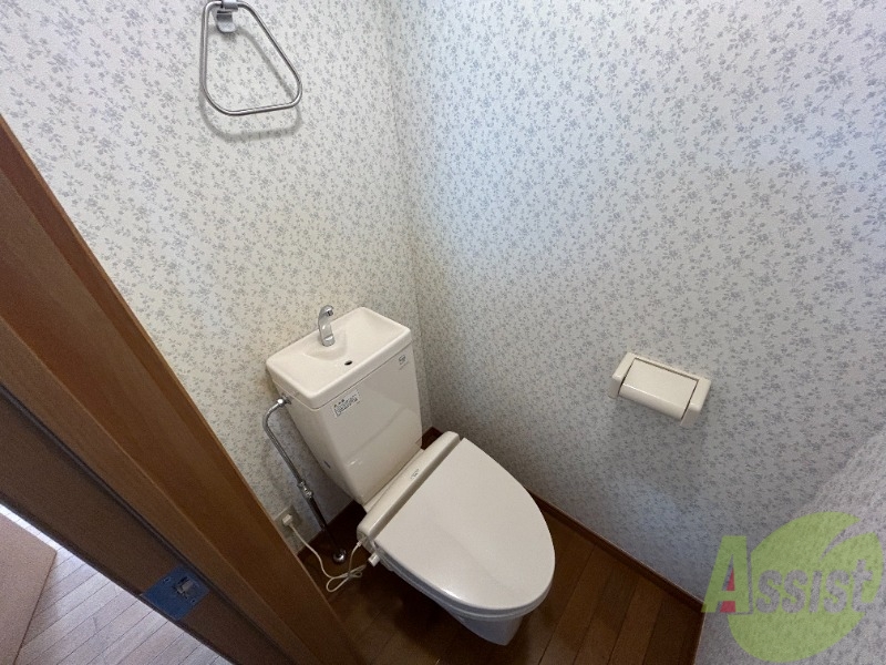 トイレ　トイレは嬉しい温水洗浄便座付になっております。