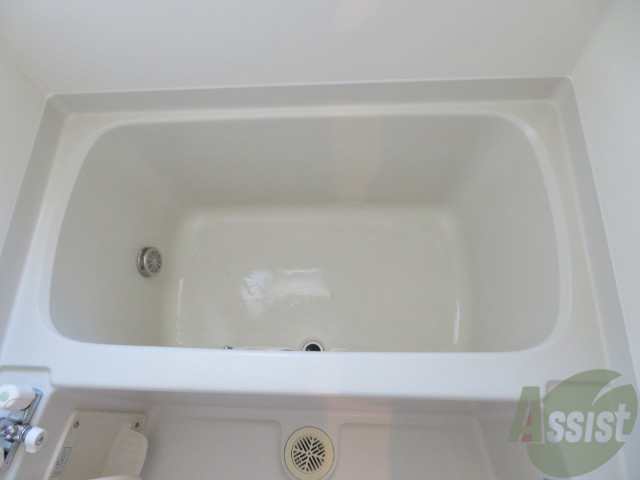 バス・シャワールーム　バスルームは狭すぎず、シャワーも浴びやすそうです。