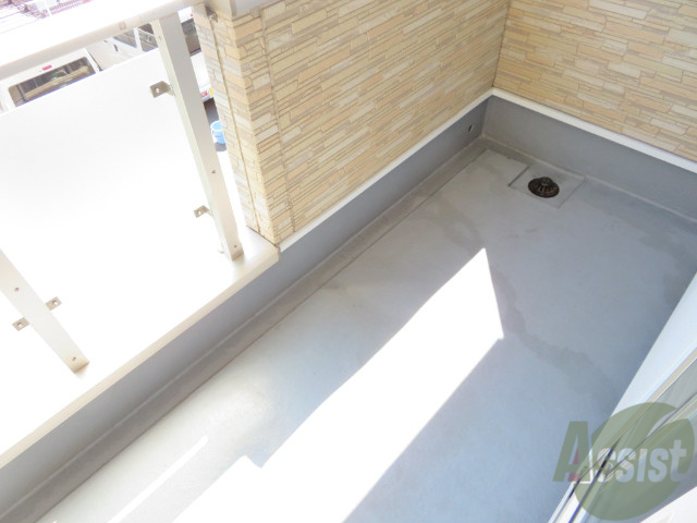 バルコニー　バルコニーは幅があり、広い印象を受けました。