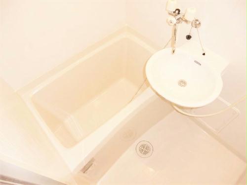 バス・シャワールーム　同タイプ物件の為、形状や間取寸法、色調等が実際とは異なります