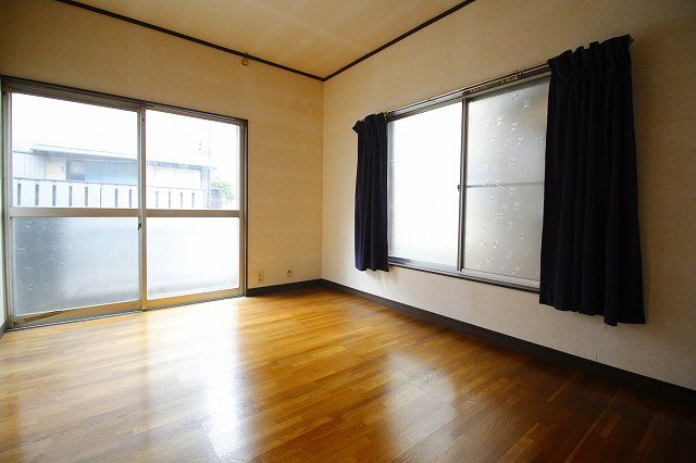 居室・リビング　南側と西側に窓のある1階6帖洋室