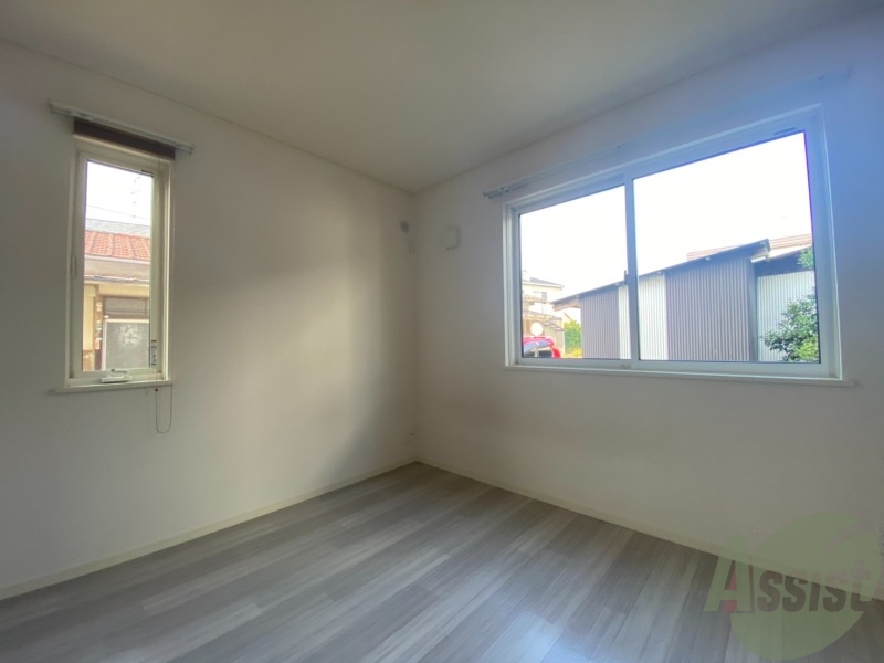 その他部屋・スペース　５．５帖の洋室です。広々として、きれいですね。