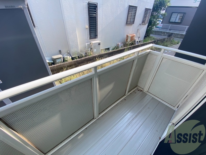 バルコニー　バルコニー。洗濯物がはかどりそうな広さがありますよ。