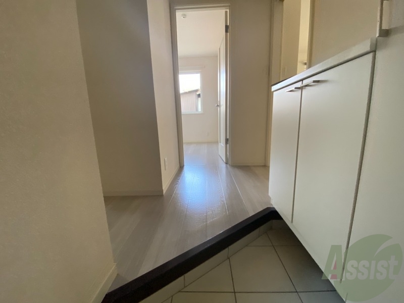 玄関　玄関の様子です。明るい印象ですね。気分もあがりそう。