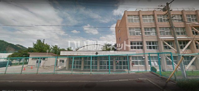 中学校　石山中学校（中学校）まで327m