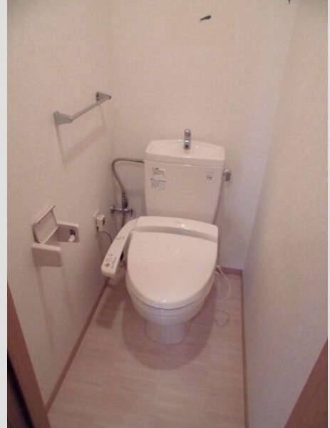 トイレ　嬉しいウォシュレット付きのトイレ！便座温かいですよ♪