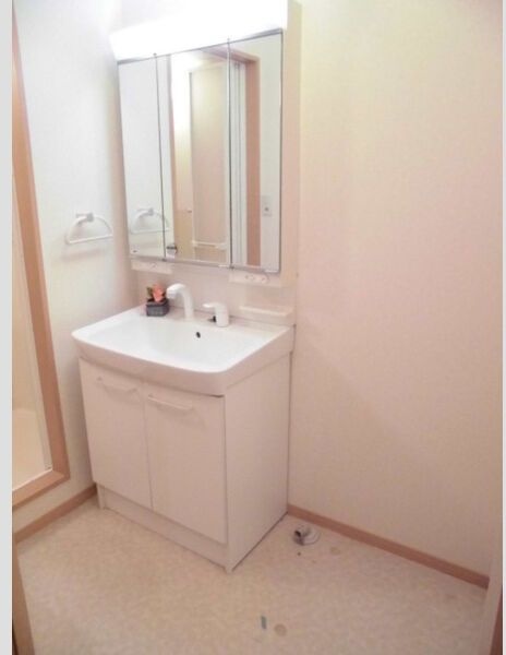 洗面設備　朝の身支度に便利な洗面台です♪