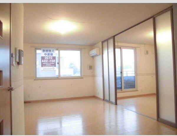 居室・リビング　明るいリビングで気持ちも明るくなりますね♪