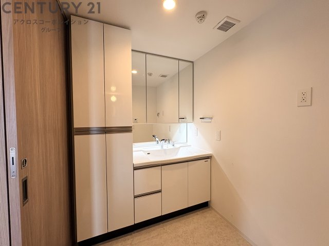 洗面設備　収納スペースたっぷりの独立洗面台です！
