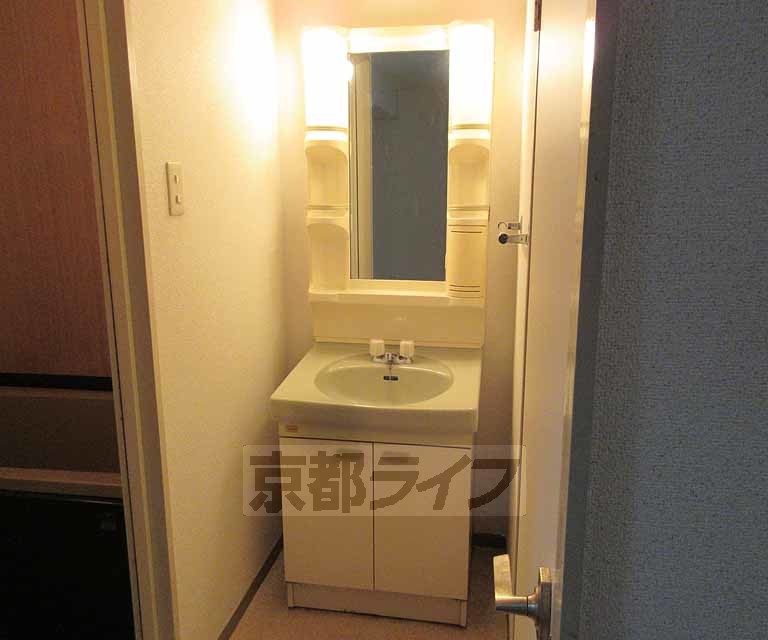 洗面設備　明るいです。