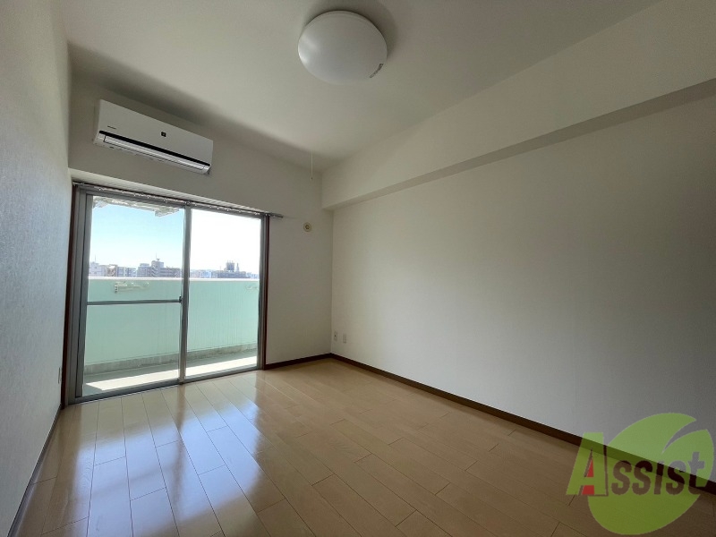 居室・リビング　こちらは６帖の洋室になります。１人暮らしには十分な広さです。