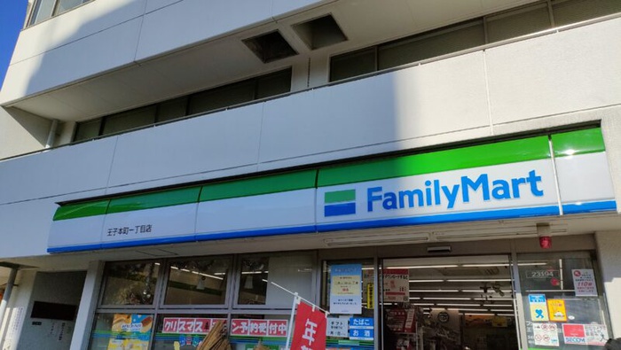 コンビニ　ファミリーマート 王子本町一丁目店（コンビニ）まで399m
