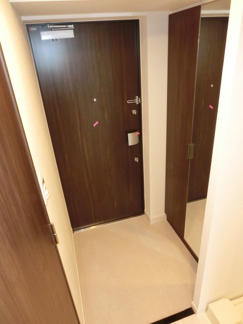玄関　同物件別号室の写真です。