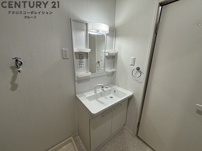 洗面設備　アメニティ収納棚ありの独立洗面台です