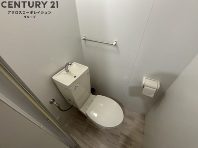 トイレ　タオル掛け設置済みのトイレです