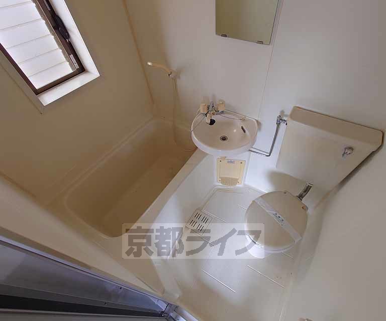 バス・シャワールーム　ユニットバスでシンプルかつお手入れしやすいお風呂です。...