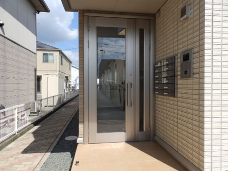 エントランス　落ち着いたエントランスです