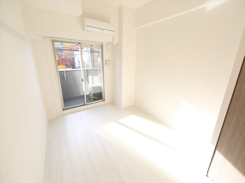 居室・リビング　洋室6.7帖　エアコン完備　バルコニー