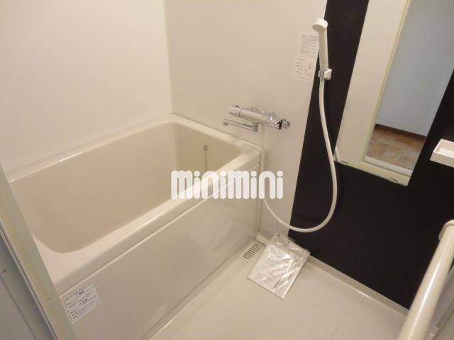 バス・シャワールーム　リフォームして綺麗になりました。大きな鏡がうれしいですね。