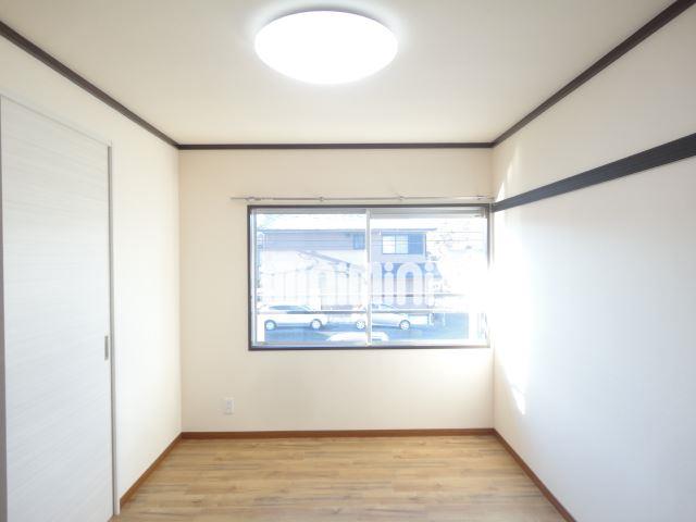 居室・リビング　和室を洋間にリフォームしたお部屋です