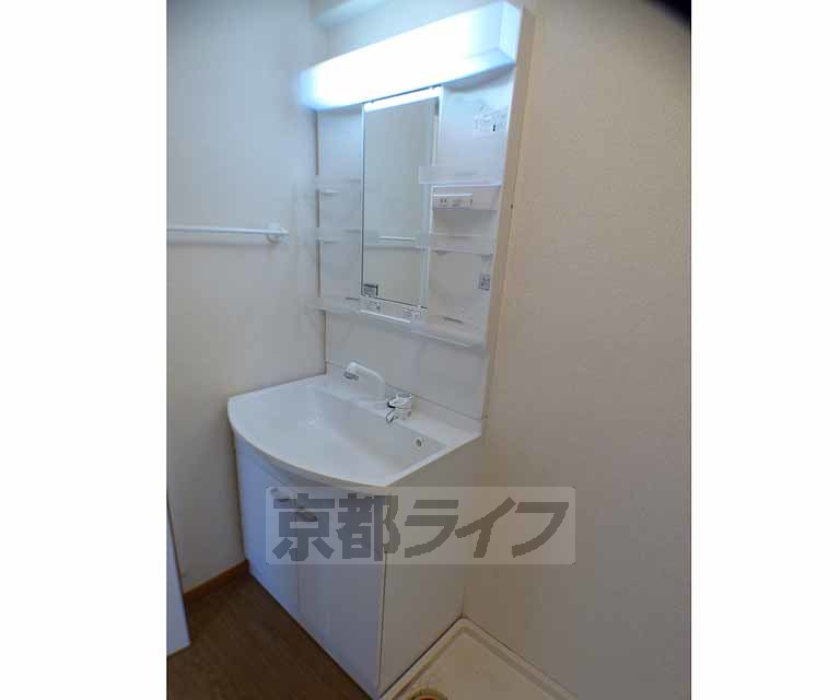 洗面設備　使いやすい独立洗面台です。