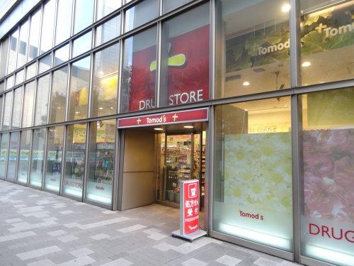 ドラックストア　トモズ六本木ヒルズ店（ドラッグストア）まで777m