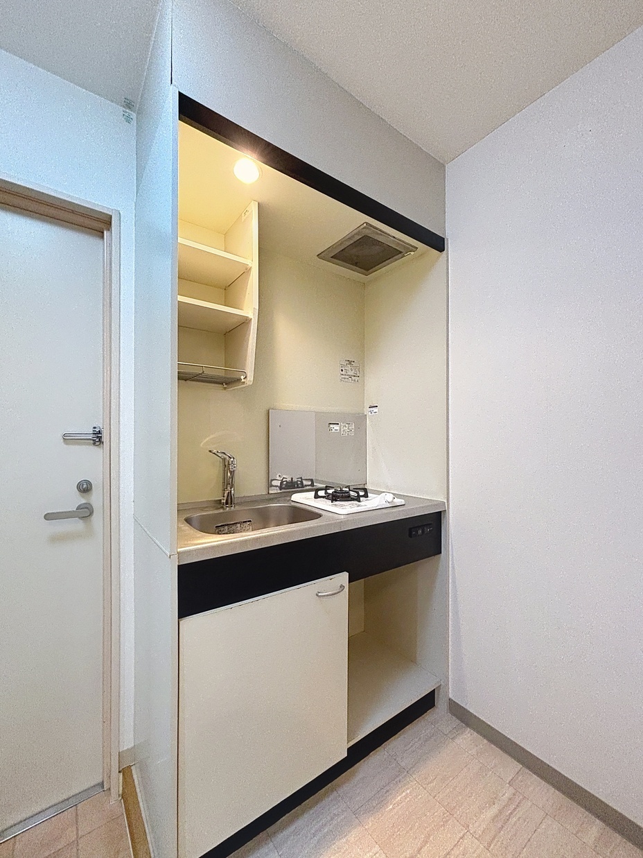 キッチン　ピカピカのフローリングが気持ち良いです