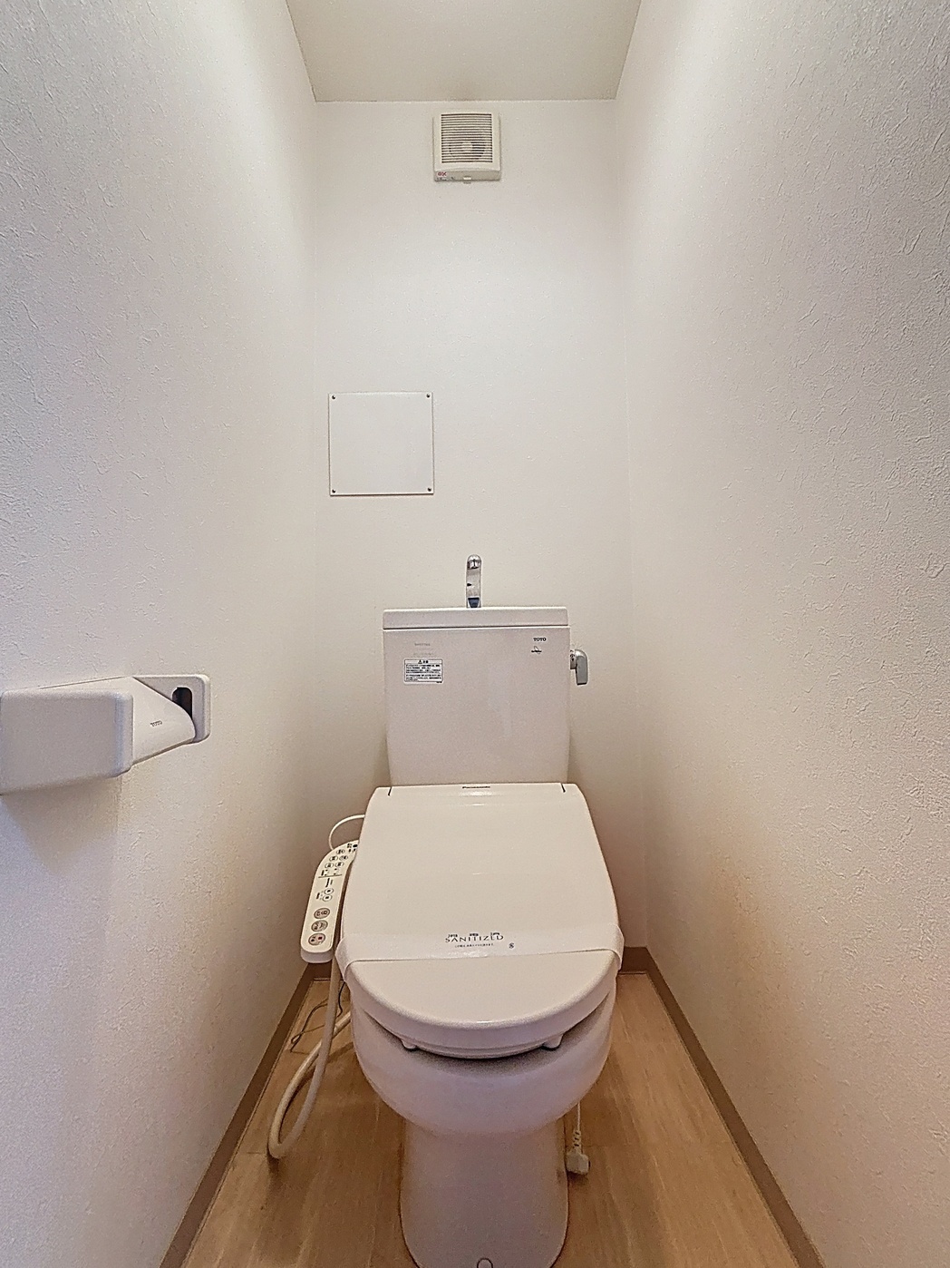 トイレ　ベランダには洗濯物を干すことができます