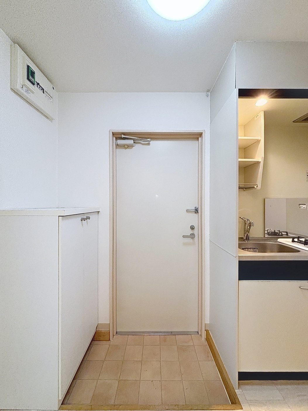 玄関　シューズボックスつきの玄関です　マスクや消毒液なども置い…