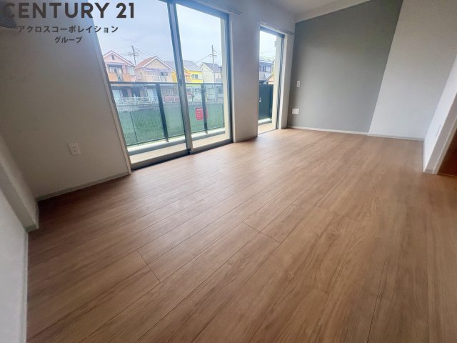 居室・リビング　床色が落ち着いた色合いで、とてもきれいです！