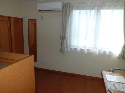 居室・リビング　南からの陽光が射し込む居室です。