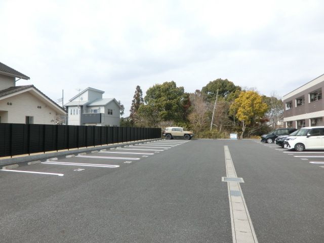 駐車場　広々駐車場は駐車も楽々です