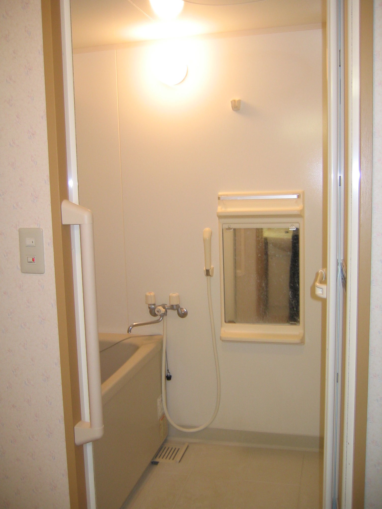 バス・シャワールーム　バリアフリーに手摺をつけて対応