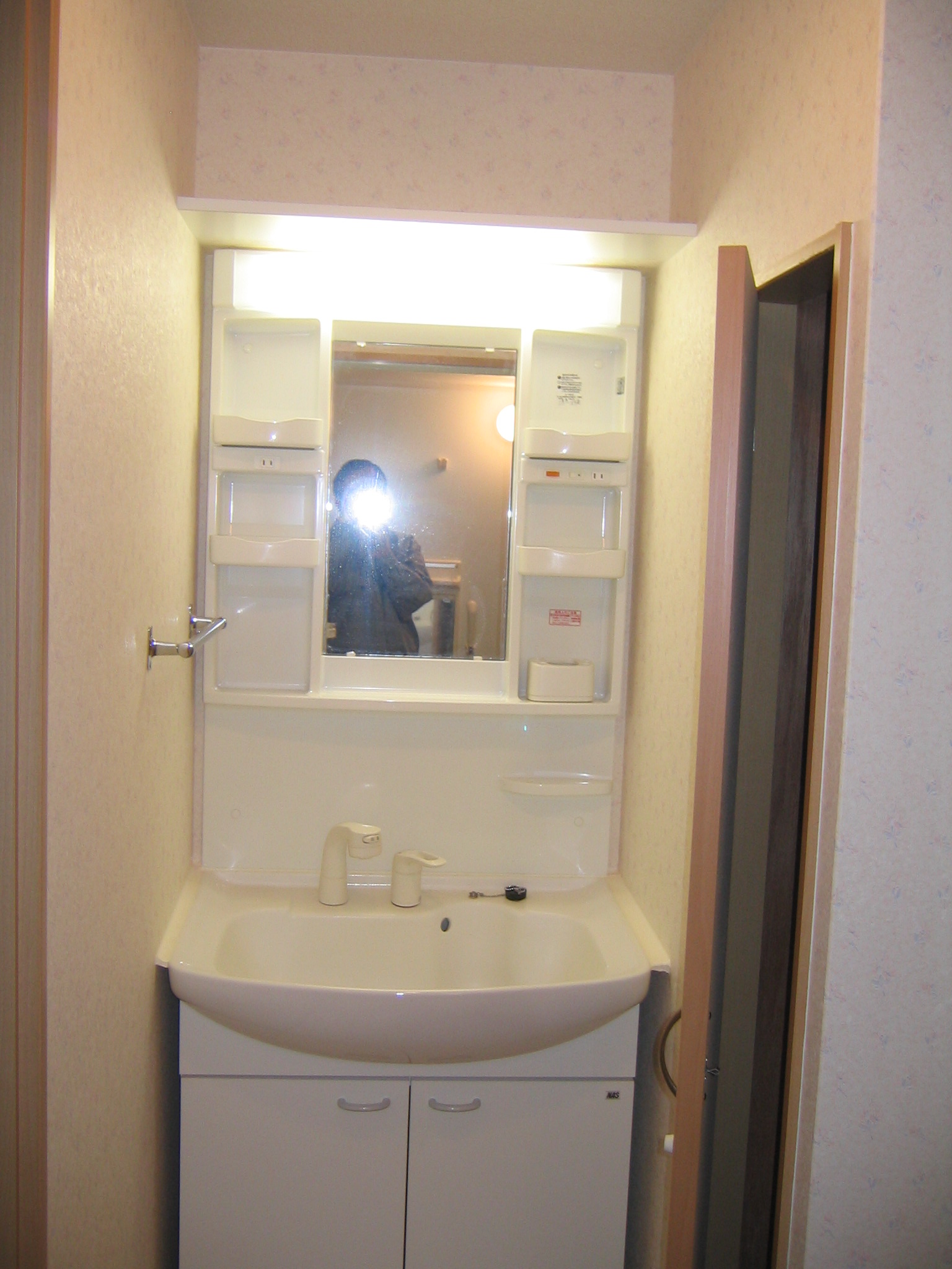 洗面設備　棚付き