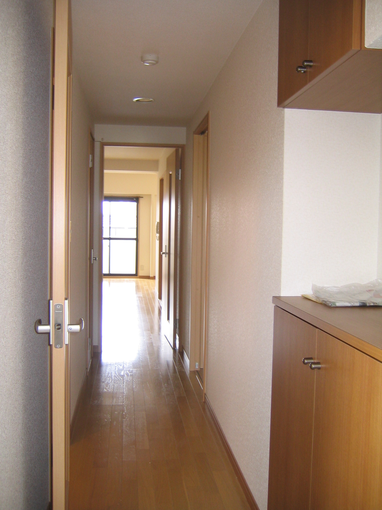 玄関　角部屋で玄関ドアを開放すると部屋中に風が通ります