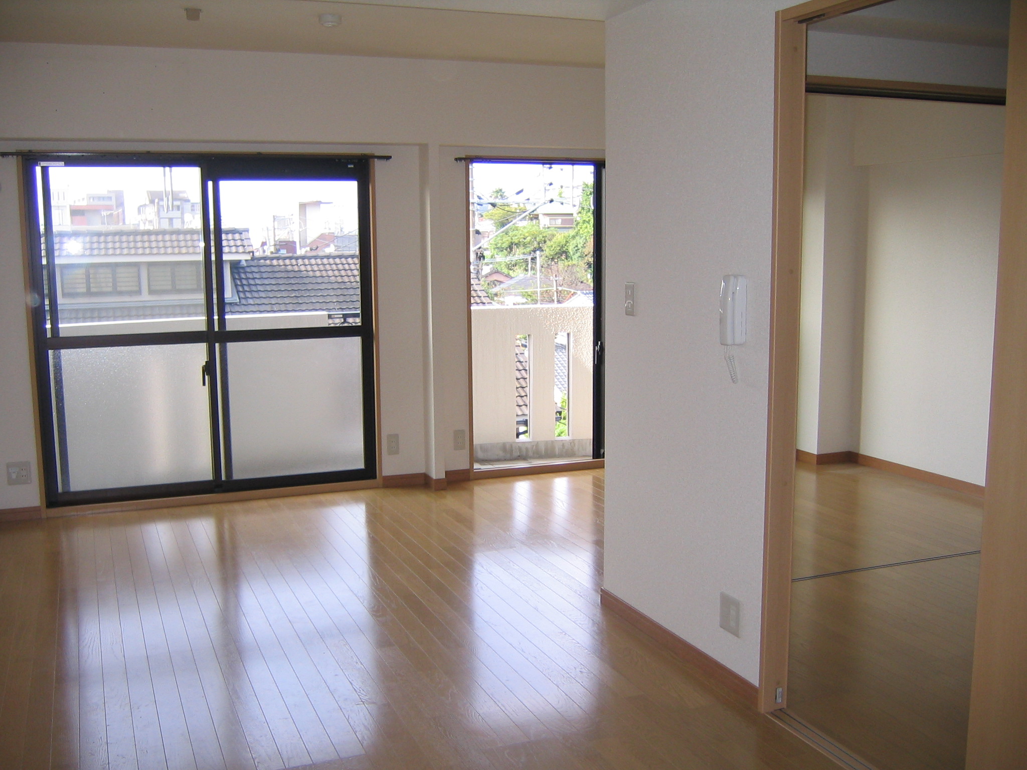 居室・リビング　洋間と繋げれば２３畳と広々使えます