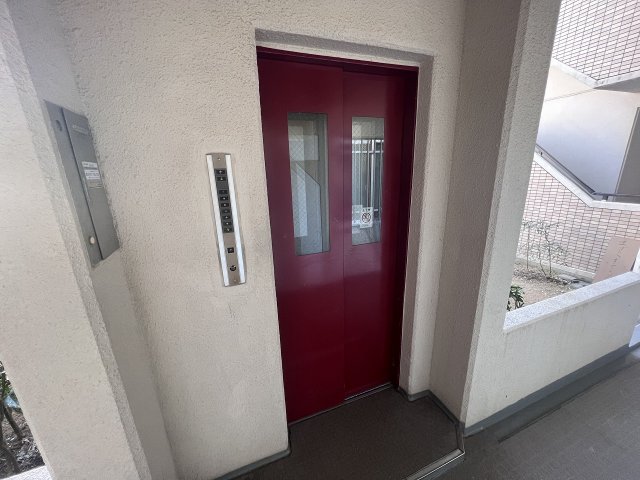 エントランス　エレベーター