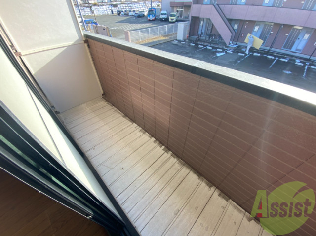 バルコニー　バルコニーは洗濯物を干すのに十分な広さがあります。