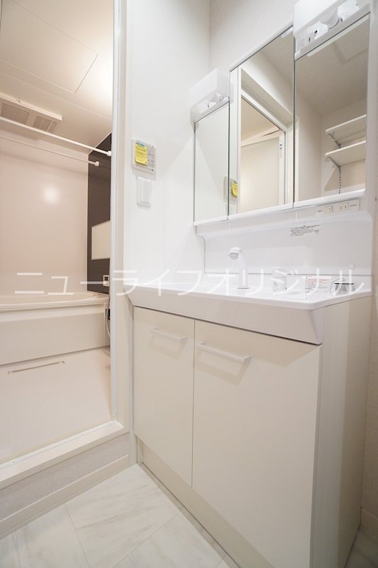 洗面設備　シャワーノズル付で身支度も、洗面台回りのお掃除もラクチン。