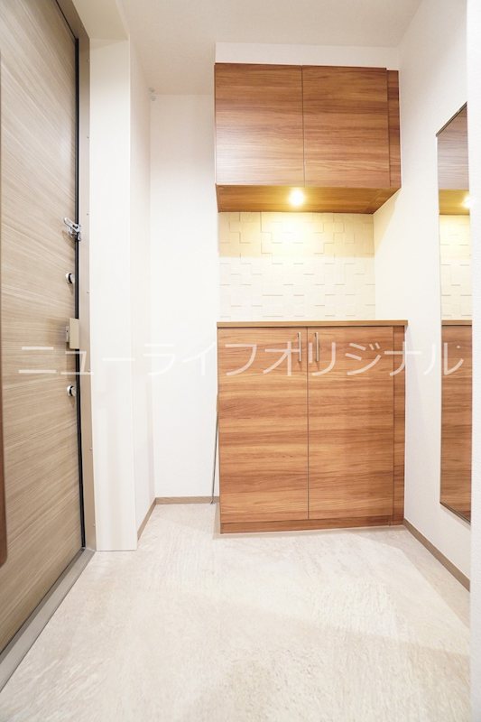 玄関　上下に分かれた使い勝手の良いシューズボックス。