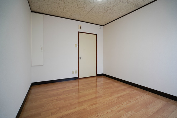 居室・リビング　同じ建物の別なお部屋