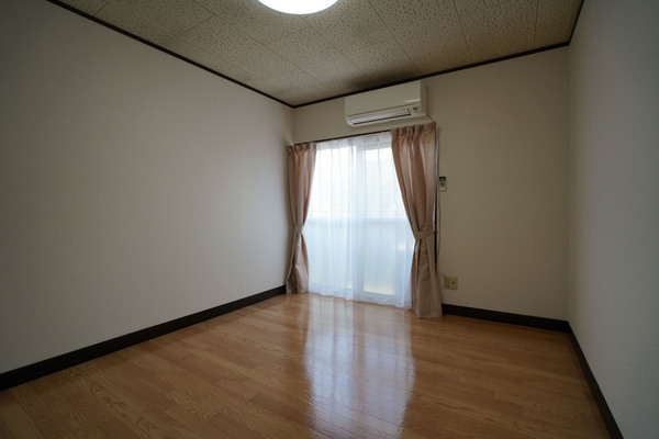 居室・リビング　同じ建物の別なお部屋