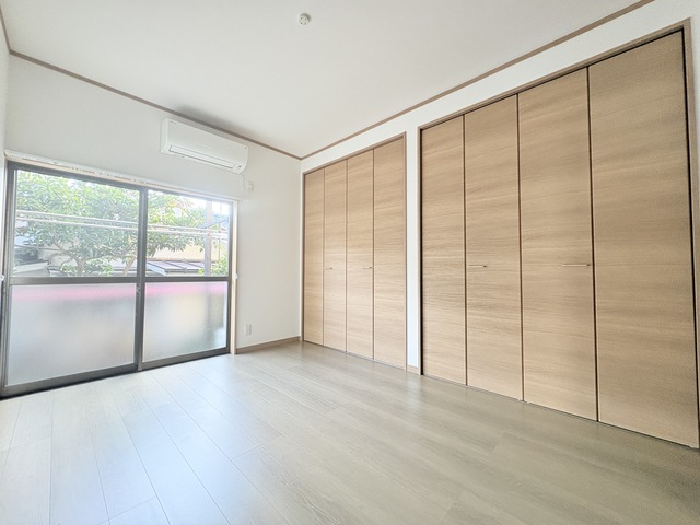 居室・リビング　上品に仕上がった明るい室内空間です！