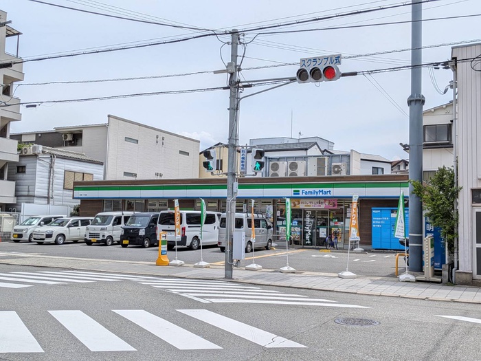 コンビニ　ファミリーマート（コンビニ）まで50m